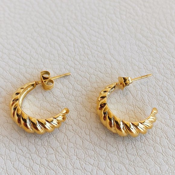 Popular 18K Gold WATERPROOF CROISSANT HOOP EARRINGS lovely gold huggie earrings - Picture 6 of 11